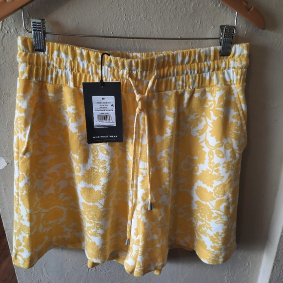 Who What Wear Pants - Women's size Medium Shorts.
